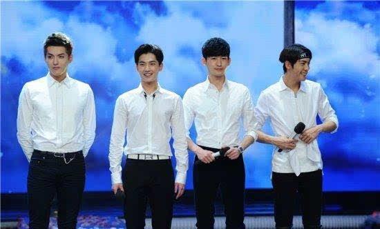 娱乐圈合影杀手,揭秘明星合影中的“隐形杀手”